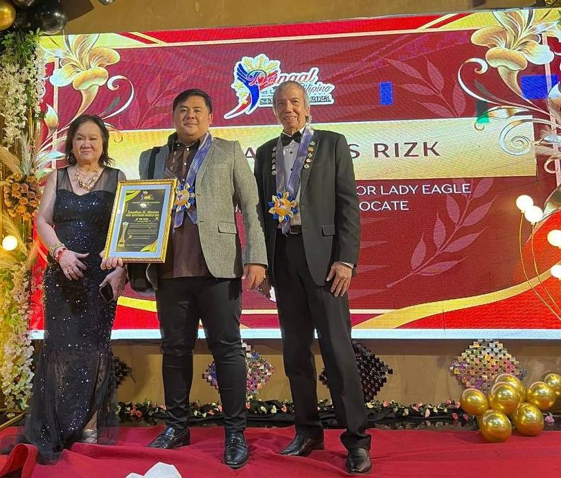 Jonathan M. Maximo receiving the Dangal ng Lahing Filipino Star Award 2025 on stage